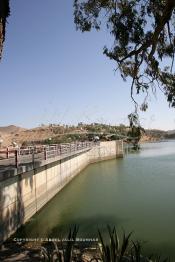 Image du Maroc Professionnelle de  Le Barrage Machraa Hamadi dont la capacité est de 42 Millions de m3, est construit sur l'Oued Moulouya, il permet, depuis 1956, d'approvisionner la région et d'irriguer les terres de cultures, ce barrage fournit en eau potable les ville de Nador, Oujda, il permet également l'approvisionnement des centre de Taourirte et El Aïoun Sidi Mellouk. Samedi 1er octobre 2005. (Photo / Abdeljalil Bounhar)